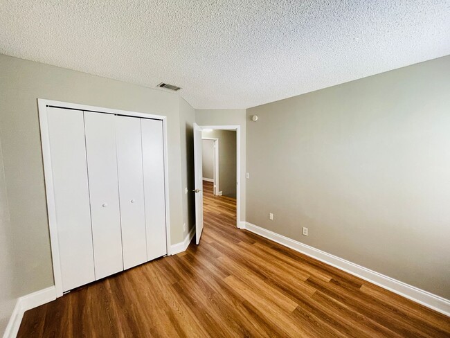 Building Photo - AMAZING HOME 3/2.5 on quiet cul-de-sac in East Orlando