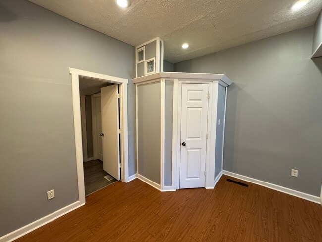 Building Photo - Fountain Sqaure 2 Bedroom 1 Bath with a bonus room/office.