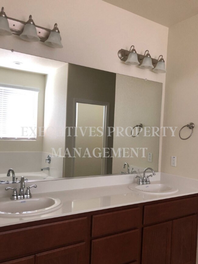 Building Photo - 1470 Woodbury Ct