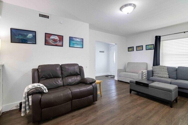 Building Photo - 915 3rd St