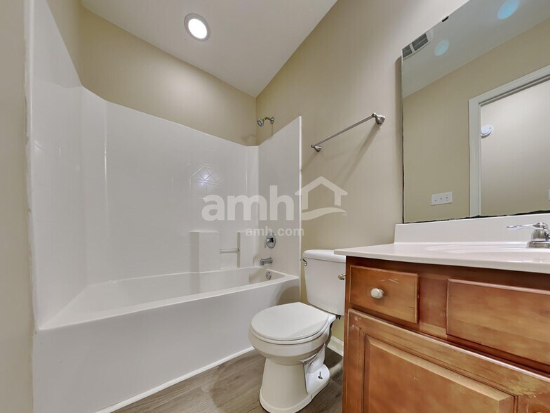 Building Photo - 204 Short Woods Ct