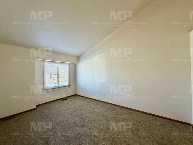 Building Photo - 4400 Vista Dr