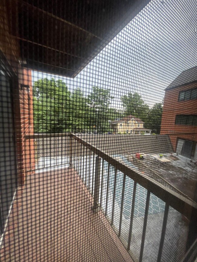 Building Photo - VERY SPACIOUS CONDO ON 3RD FLOOR WITH ELEV...