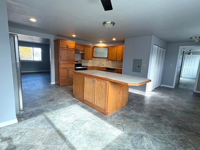 Building Photo - 240 Circle Dr