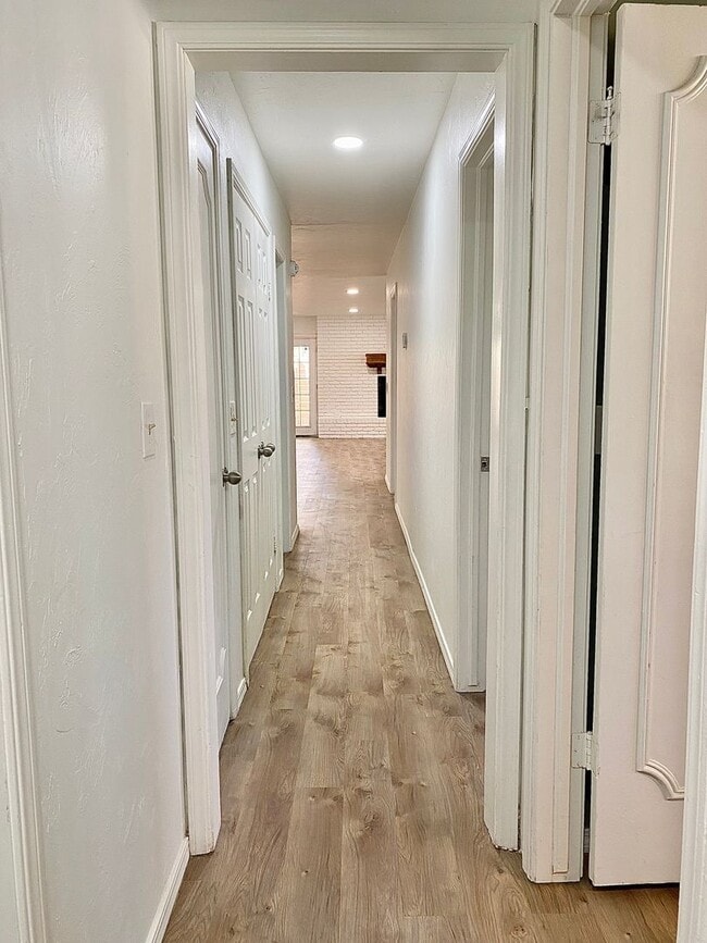 Building Photo - Large 3 Bed 2 Bath off NW 63rd & N. Villa ...