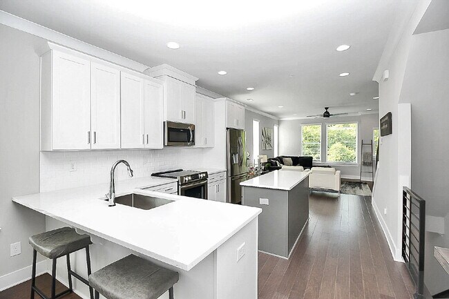 Building Photo - End Unit in SOUTH END