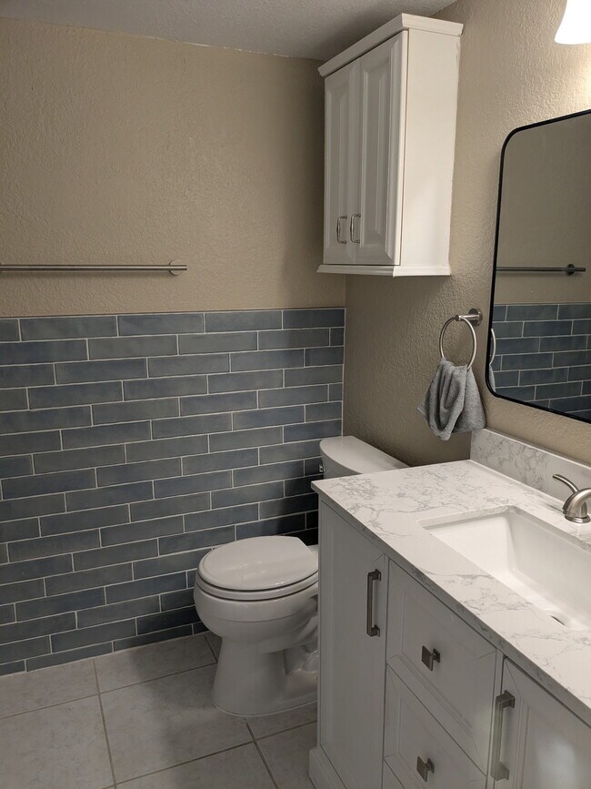 Building Photo - 4575 Cove Cir