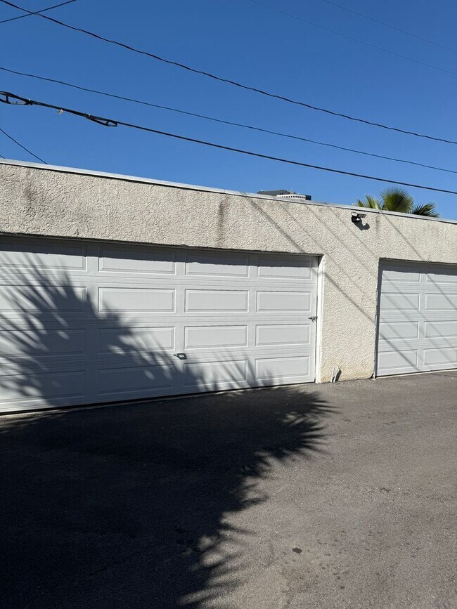 Building Photo - 4131 W Toluca Lake Ave