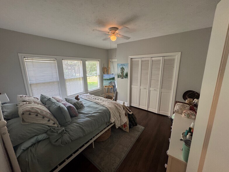 2 Bedroom w/ Large Closet - 4006 Hawthorne Ave