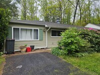 Building Photo - 3 Bedroom House Available July 27, 2026