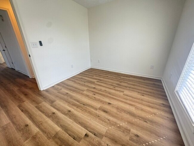 Building Photo - 2208 Summerwind Dr