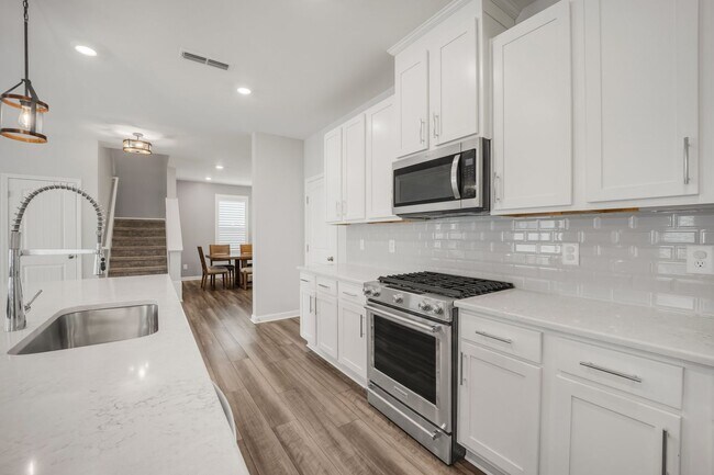 Building Photo - Spacious 5-Bedroom Home with Modern Upgrad...