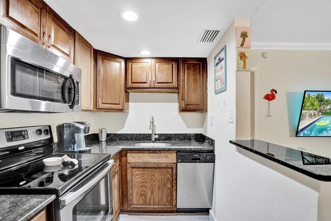 Building Photo - 417 NE 17th Ave