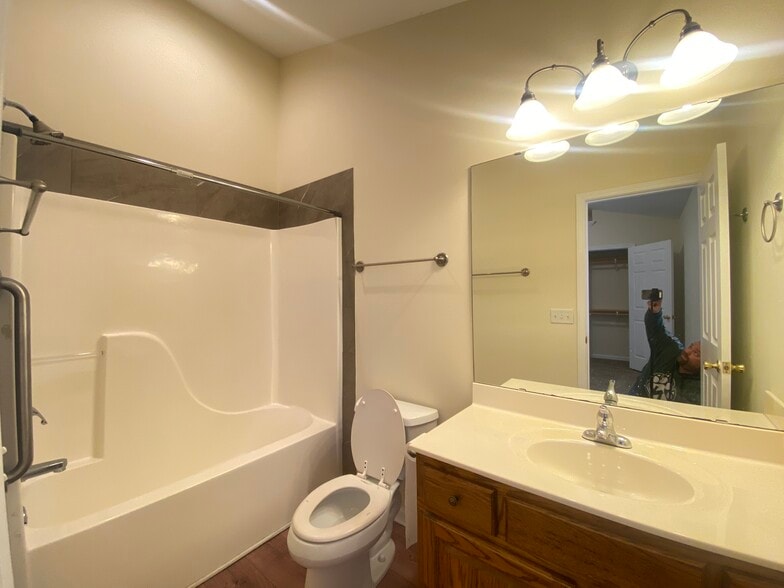 Building Photo - 220 4th Ave