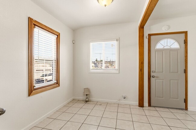 Building Photo - Spacious 3-Bedroom House in Oakland's Meadow Brook