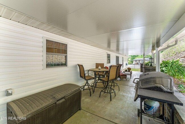 Building Photo - 519 Country Oaks Dr