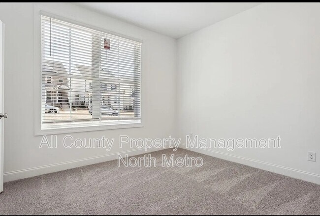 Building Photo - 105 Basil St