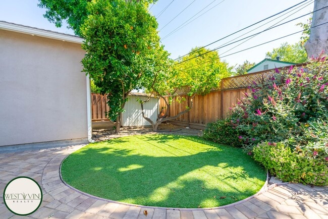 Building Photo - Stunning 3 Bed / 2 Bath Home | Attached Ga...