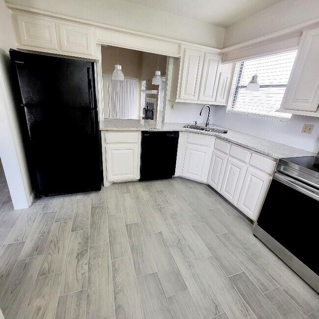 Building Photo - 16430 Clearwater Cir