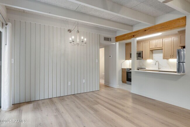 Building Photo - 1008 S College Rd