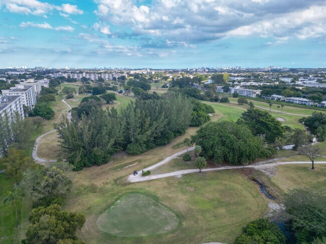 Building Photo - 3200 N Palm Aire Dr