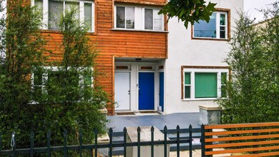 Building Photo - Renovated Studio with Bathroom In Jefferso...