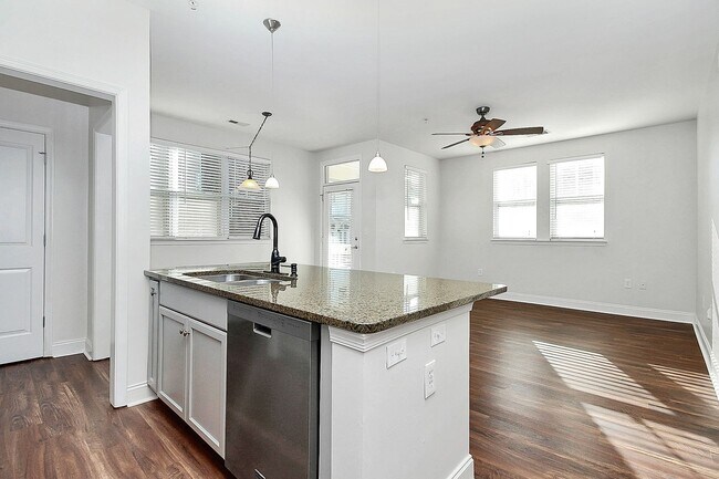 Building Photo - One -bedroom 5 mins from uptown Charlotte!...