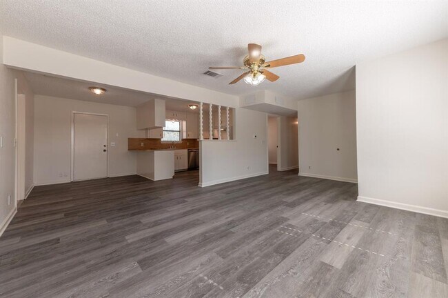 Building Photo - 606 E 2nd St