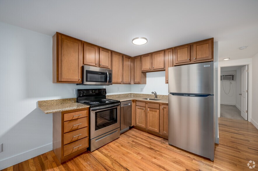 1BR, 1BA - 550SF - Kitchen - 419 E 7th