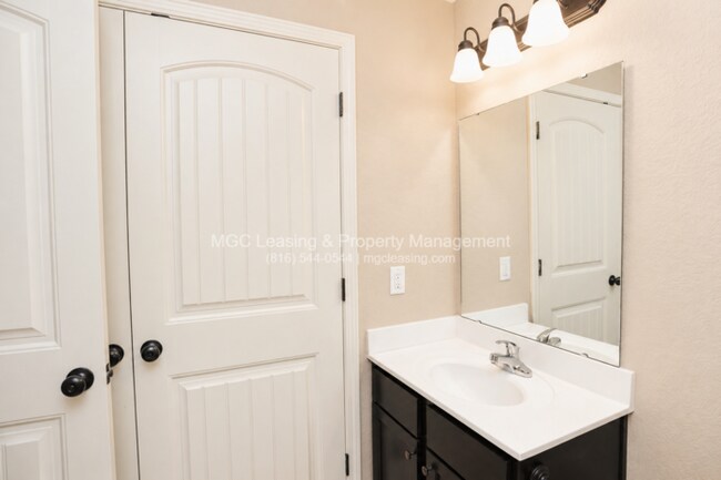 Building Photo - 3 Bedroom Luxury Townhome in Lee's Summit