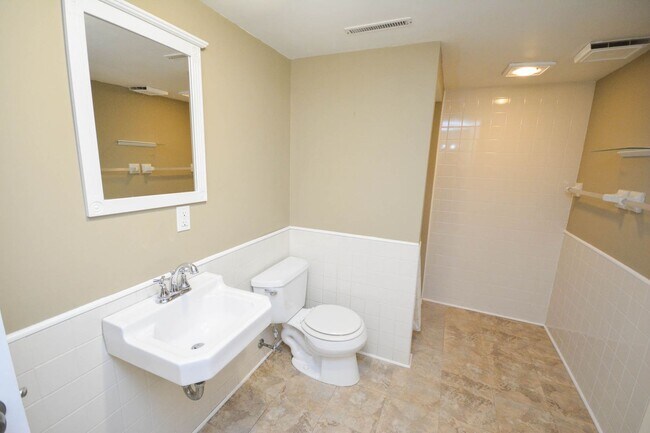 Building Photo - Gorgeous NE Rochester home with TONS of sp...
