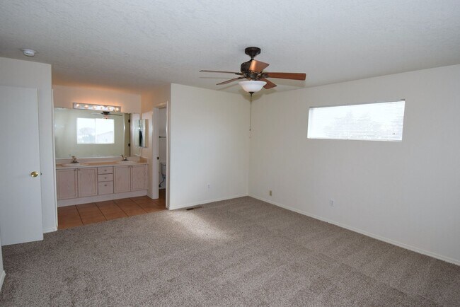 Building Photo - Great location! Nice 3Br, 2.5Ba Near Alame...