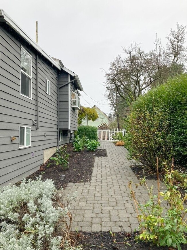 Building Photo - 5Bd/2Ba Seattle Home