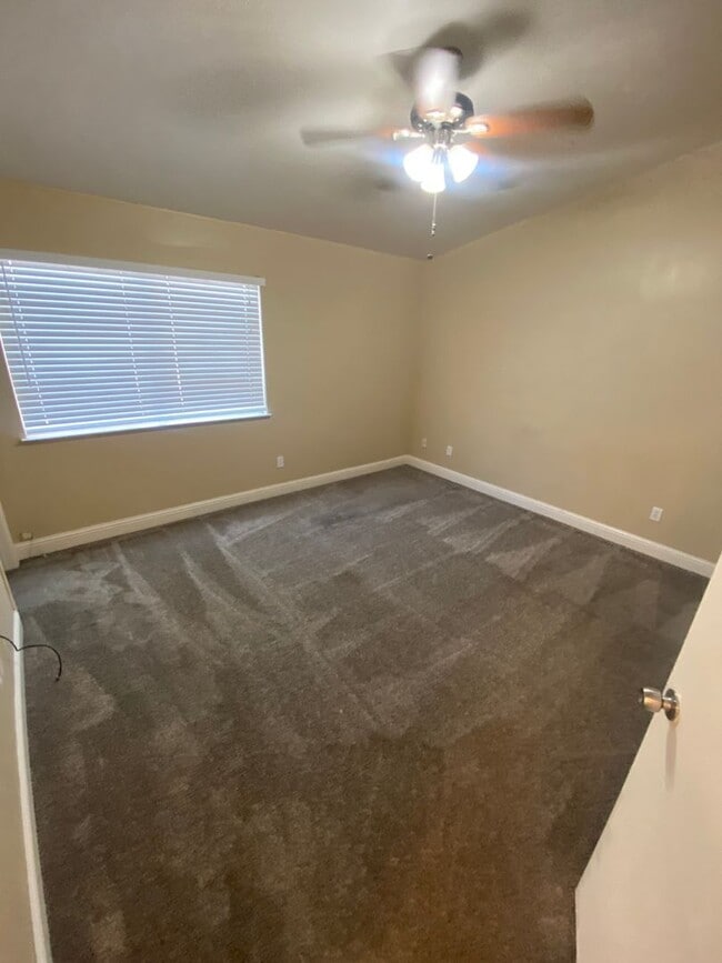 Building Photo - 3+2 NW Hageman & Jewetta Area $2150+ $2150 Deposit