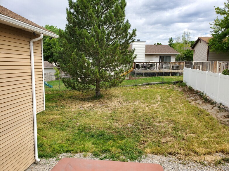 Building Photo - 940 W Red Oaks Dr