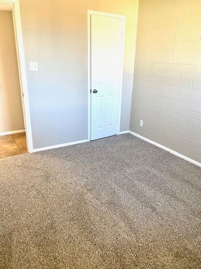 Building Photo - Great 4 Bedroom Home, Location, location!