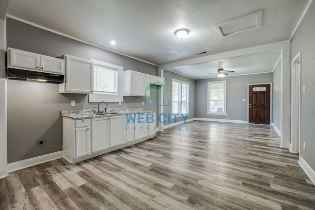Building Photo - 3627 Meyers St