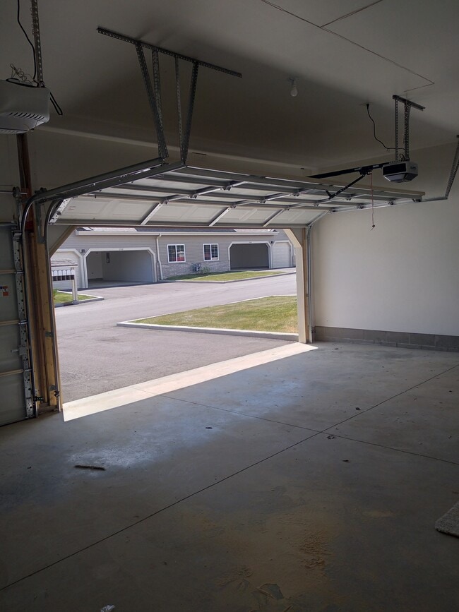 Building Photo - 2701 Pond Dr