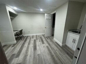 Building Photo - 582 E 18th St