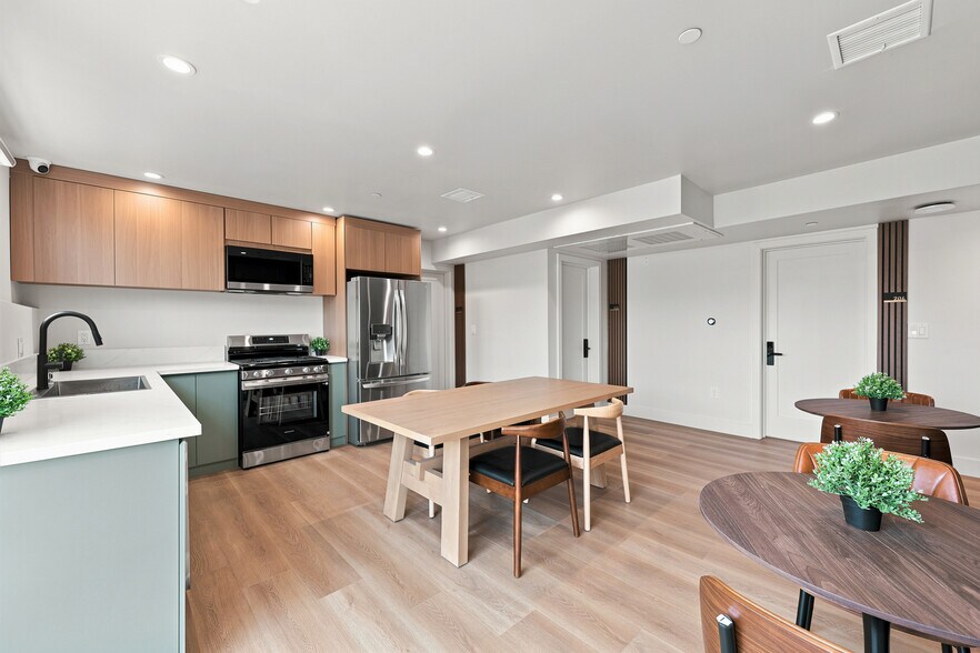 Building Photo - 1575 W 35th Pl
