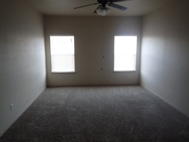 Building Photo - 13836 Hollywood Dr