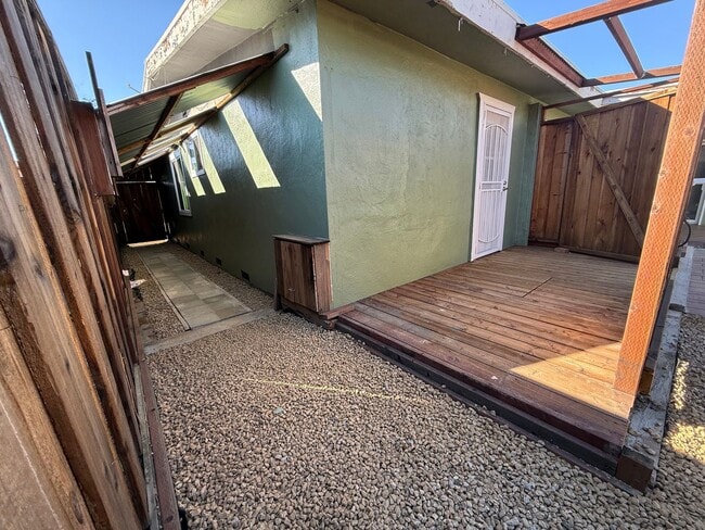 Building Photo - Open House Saturday 11/15 12-130 pm Hard f...