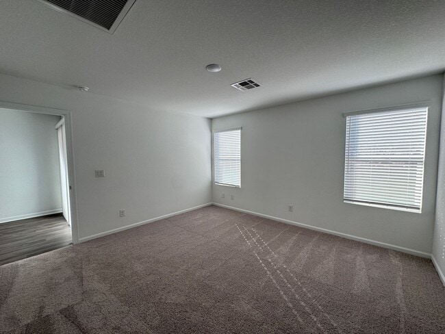 Building Photo - 3 bedroom Newer home