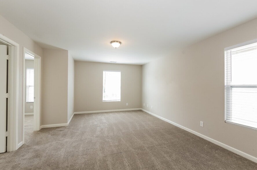 Building Photo - 7234 Fox Point Dr