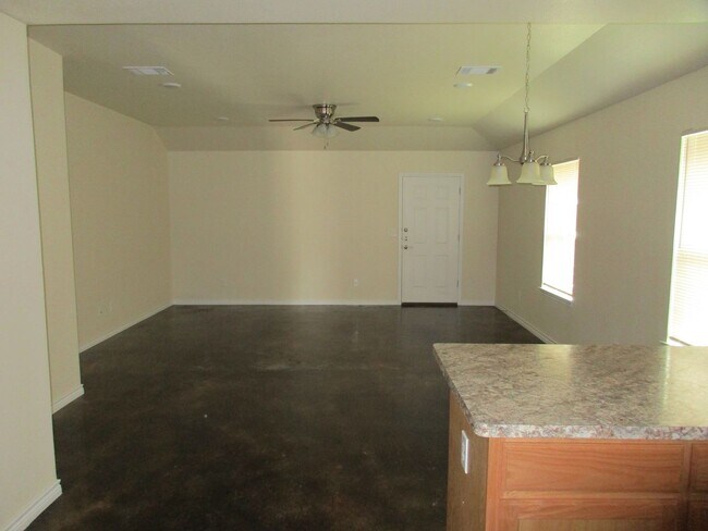 Building Photo - 3/2 Brick Home in Lampasas