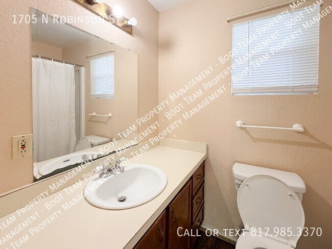 Building Photo - 1705 N Robinson St