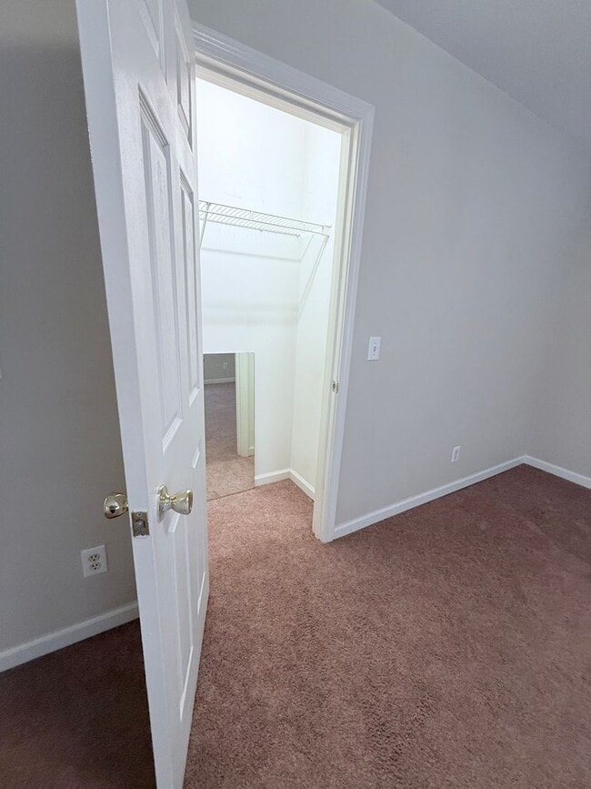 Building Photo - 2-bedroom townhome in great Gainesville location!