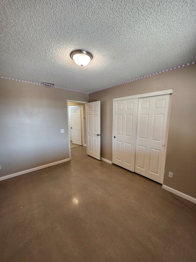 Building Photo - Charming Single-Story Home