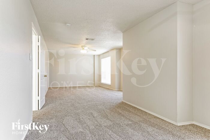 Building Photo - 5704 Creekhollow Dr