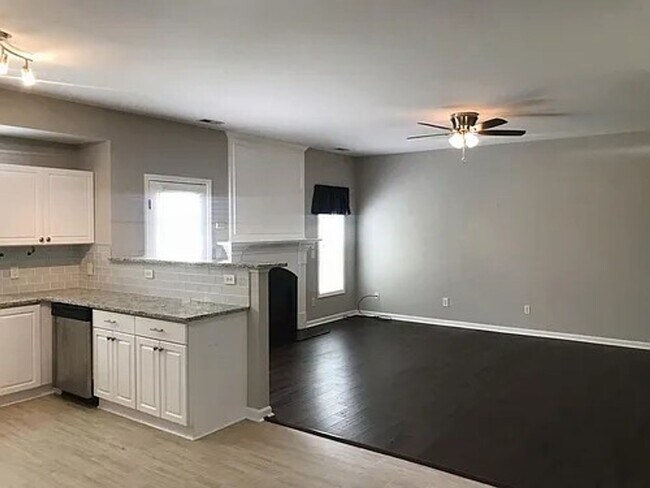 Building Photo - 4 Bedroom 2.5 Bath SF home - COMING SOON!